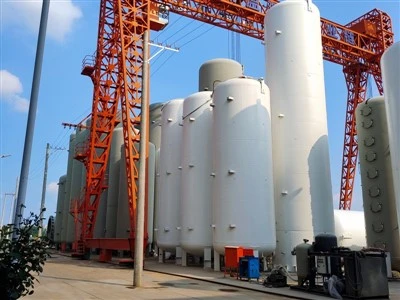 Flüssigerdgas-Lagertank, vertikaler LNG-Lagertank, braun